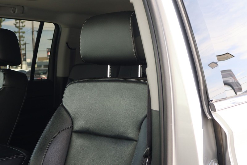 Chevrolet Suburban Vehicle Full-screen Gallery Image 18