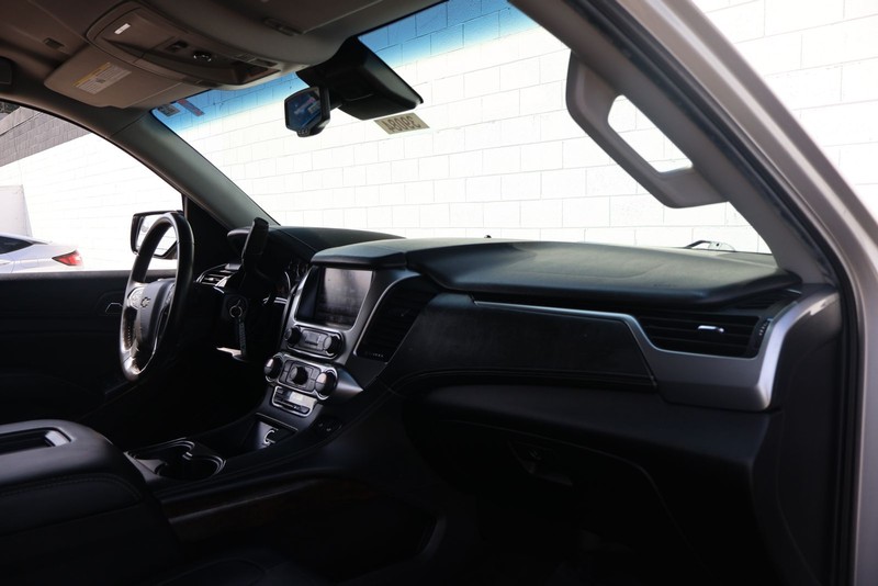 Chevrolet Suburban Vehicle Full-screen Gallery Image 19