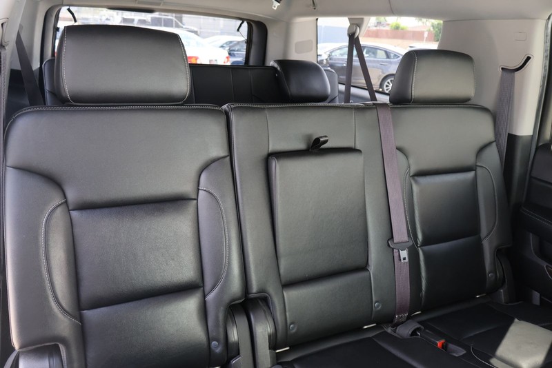 Chevrolet Suburban Vehicle Full-screen Gallery Image 21