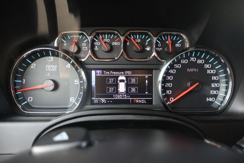 Chevrolet Suburban Vehicle Full-screen Gallery Image 24