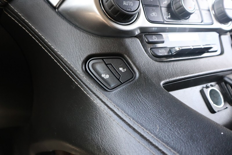 Chevrolet Suburban Vehicle Full-screen Gallery Image 32