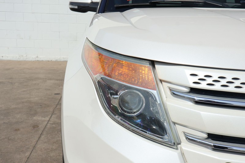 Ford Explorer Vehicle Full-screen Gallery Image 03