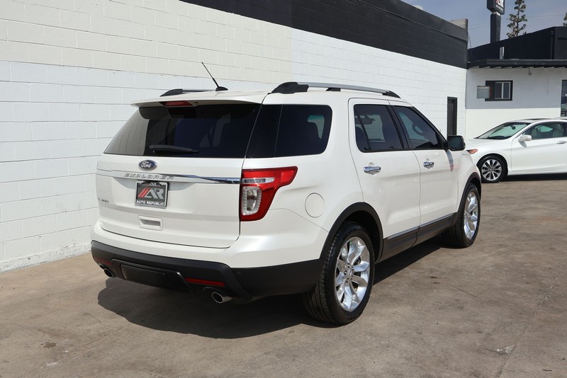 Ford Explorer Vehicle Full-screen Gallery Image 05