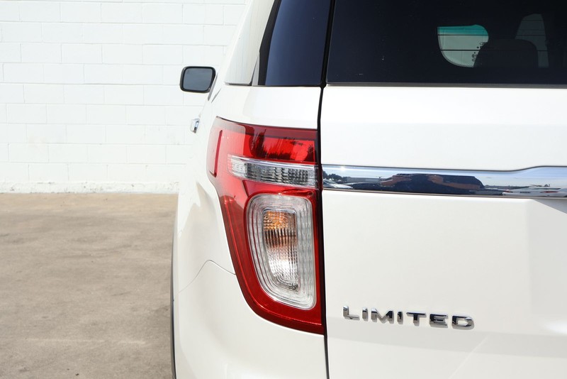 Ford Explorer Vehicle Full-screen Gallery Image 07