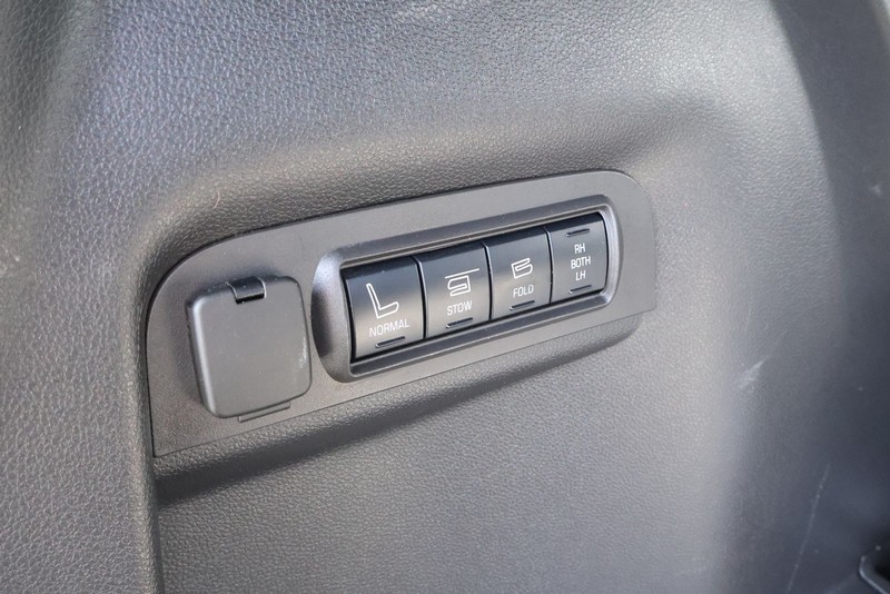 Ford Explorer Vehicle Full-screen Gallery Image 09