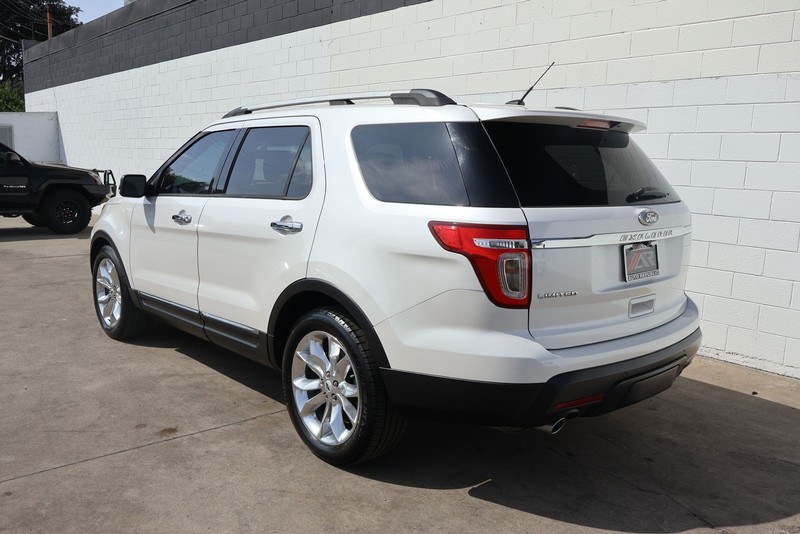 Ford Explorer Vehicle Full-screen Gallery Image 11