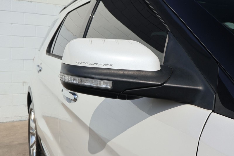 Ford Explorer Vehicle Full-screen Gallery Image 14