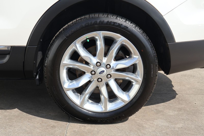 Ford Explorer Vehicle Full-screen Gallery Image 17