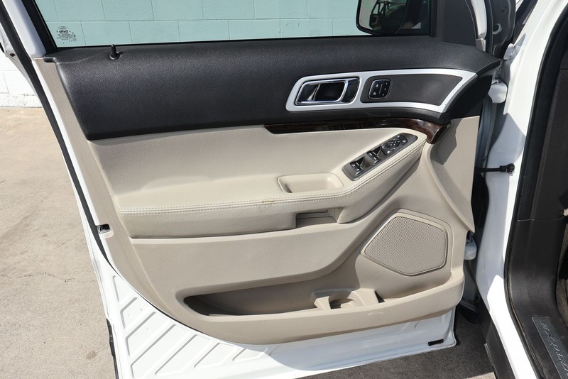 Ford Explorer Vehicle Full-screen Gallery Image 18