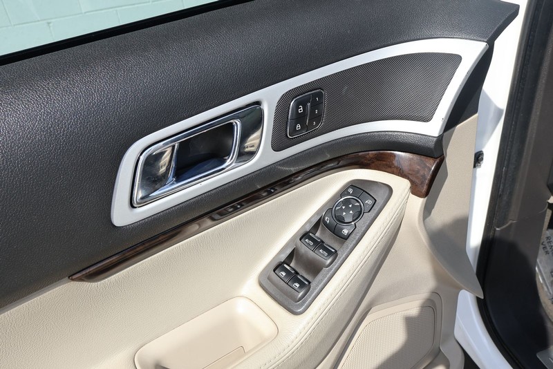 Ford Explorer Vehicle Full-screen Gallery Image 19