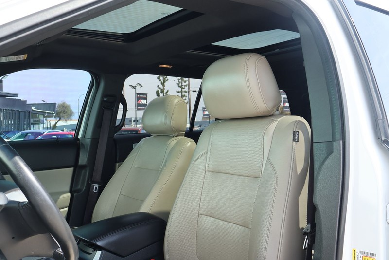 Ford Explorer Vehicle Full-screen Gallery Image 23