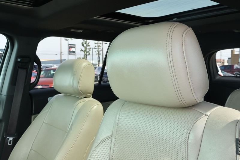 Ford Explorer Vehicle Full-screen Gallery Image 24