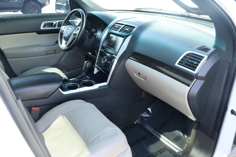 Ford Explorer Vehicle Full-screen Gallery Image 25