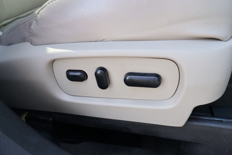 Ford Explorer Vehicle Full-screen Gallery Image 26