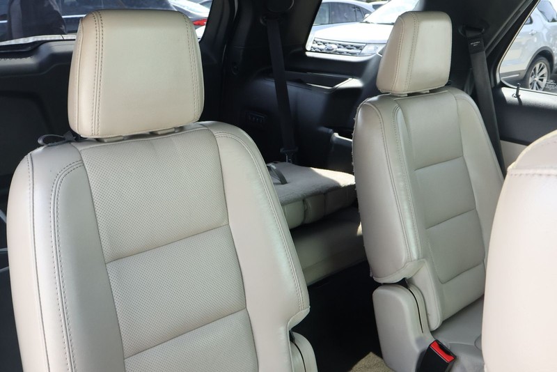 Ford Explorer Vehicle Full-screen Gallery Image 28