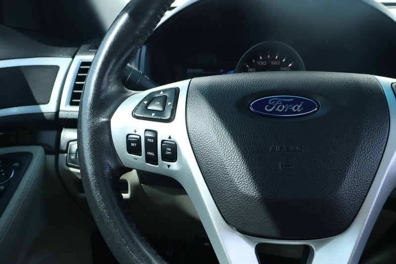 Ford Explorer Vehicle Full-screen Gallery Image 34