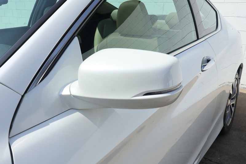 Honda Accord Coupe Vehicle Full-screen Gallery Image 12