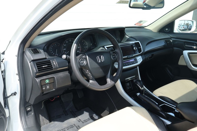 Honda Accord Coupe Vehicle Full-screen Gallery Image 17