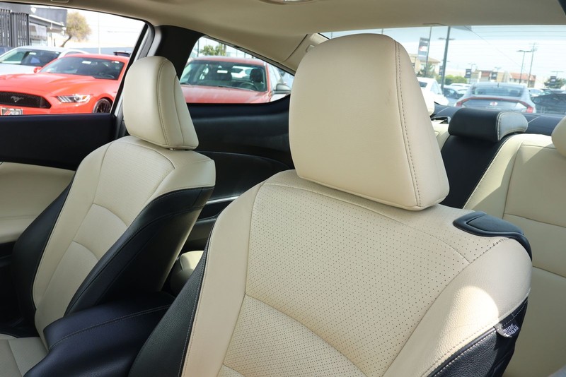 Honda Accord Coupe Vehicle Full-screen Gallery Image 21