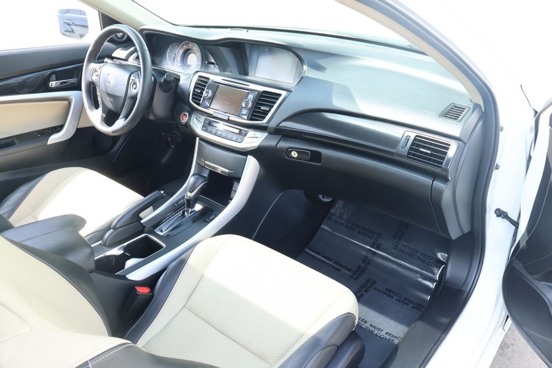 Honda Accord Coupe Vehicle Full-screen Gallery Image 22