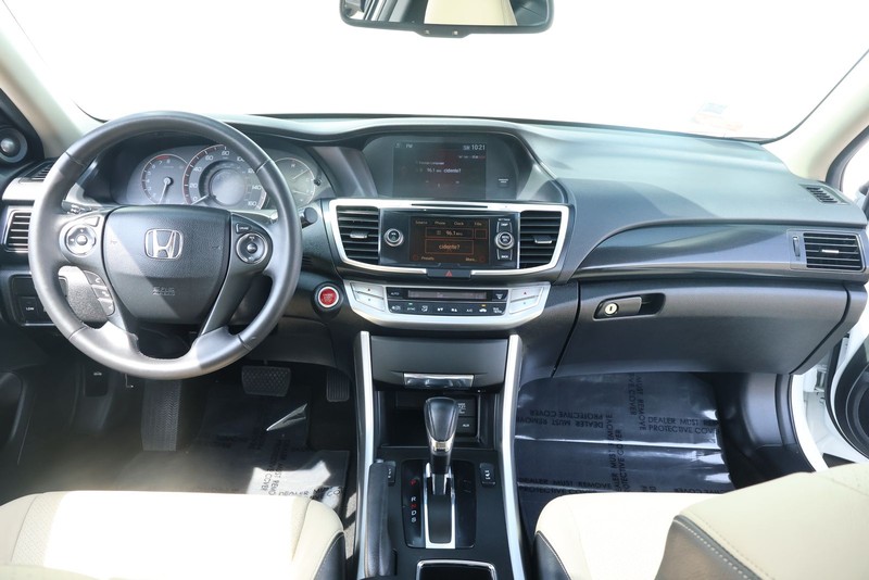 Honda Accord Coupe Vehicle Full-screen Gallery Image 25