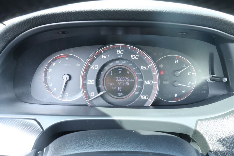 Honda Accord Coupe Vehicle Full-screen Gallery Image 26