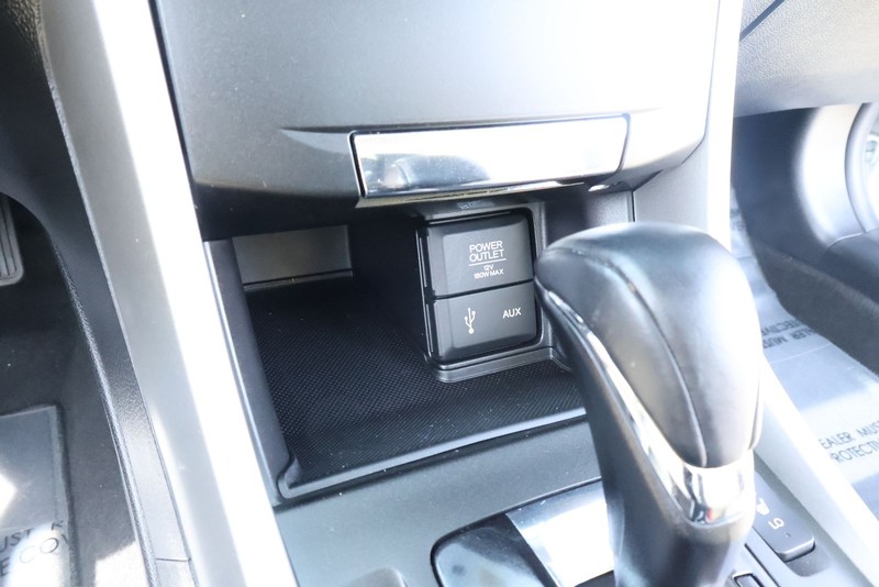 Honda Accord Coupe Vehicle Full-screen Gallery Image 34