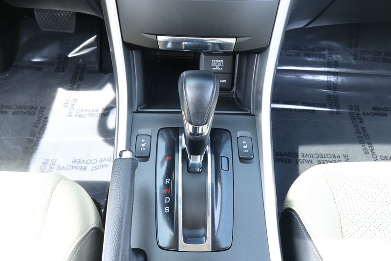 Honda Accord Coupe Vehicle Full-screen Gallery Image 35