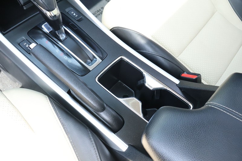 Honda Accord Coupe Vehicle Full-screen Gallery Image 36