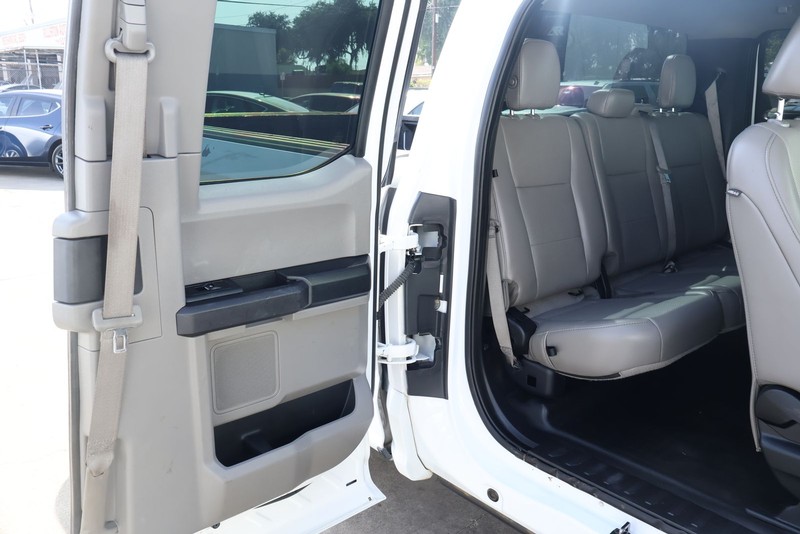 Ford F-150 Vehicle Full-screen Gallery Image 24