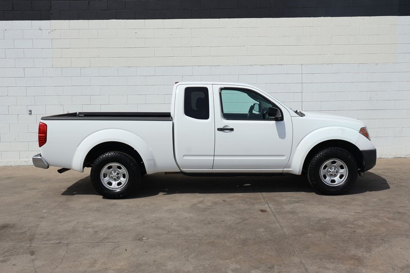 Nissan Frontier Vehicle Full-screen Gallery Image 01