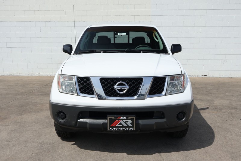 Nissan Frontier Vehicle Full-screen Gallery Image 03