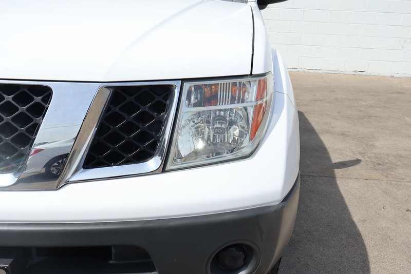 Nissan Frontier Vehicle Full-screen Gallery Image 04