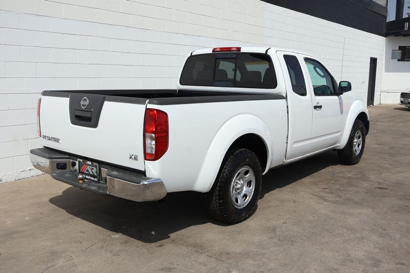 Nissan Frontier Vehicle Full-screen Gallery Image 05
