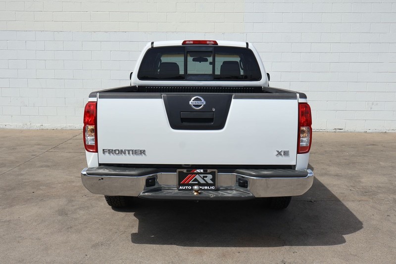 Nissan Frontier Vehicle Full-screen Gallery Image 06