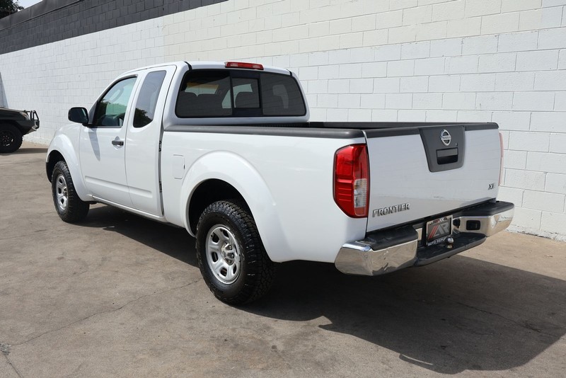 Nissan Frontier Vehicle Full-screen Gallery Image 09