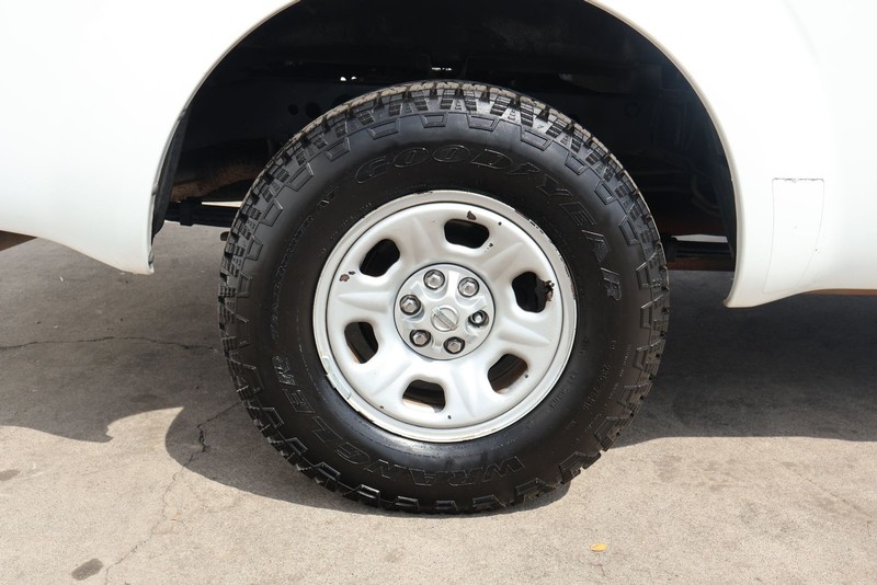 Nissan Frontier Vehicle Full-screen Gallery Image 13