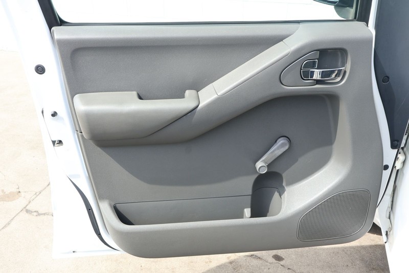 Nissan Frontier Vehicle Full-screen Gallery Image 14