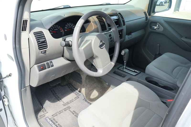 Nissan Frontier Vehicle Full-screen Gallery Image 15