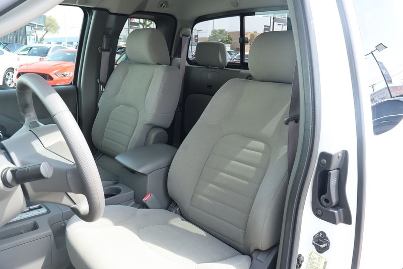 Nissan Frontier Vehicle Full-screen Gallery Image 17