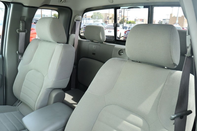 Nissan Frontier Vehicle Full-screen Gallery Image 18