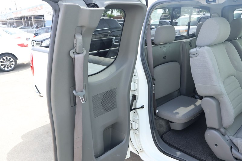 Nissan Frontier Vehicle Full-screen Gallery Image 21