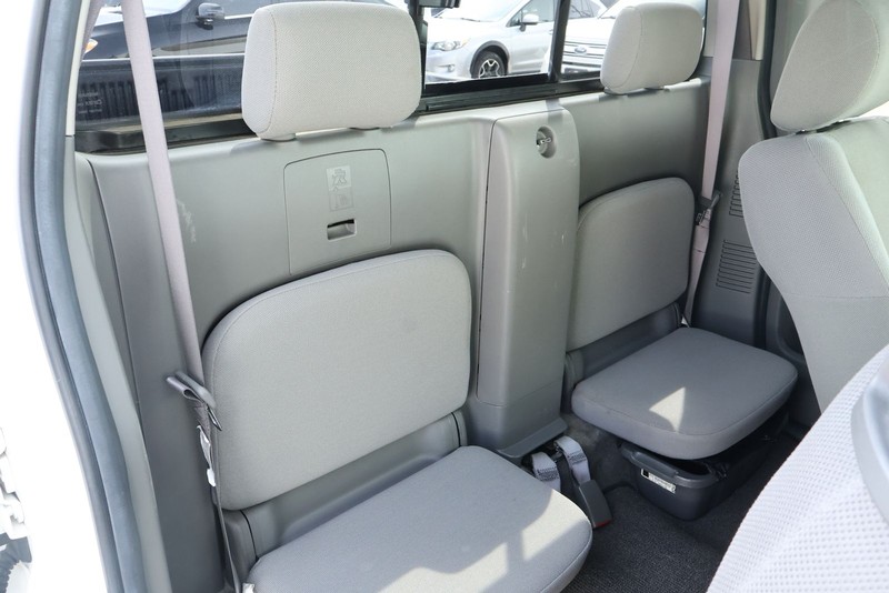 Nissan Frontier Vehicle Full-screen Gallery Image 22