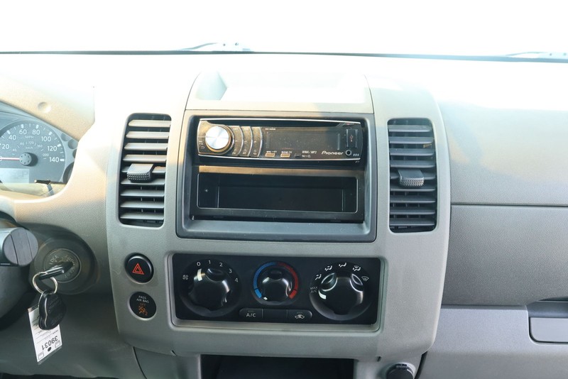 Nissan Frontier Vehicle Full-screen Gallery Image 26