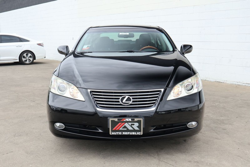 Lexus ES 350 Vehicle Full-screen Gallery Image 02