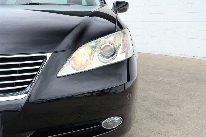 Lexus ES 350 Vehicle Full-screen Gallery Image 03