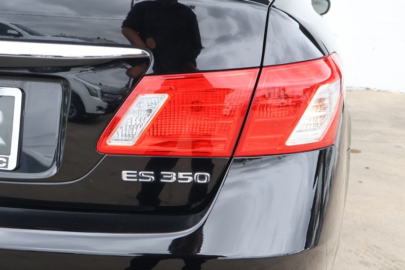 Lexus ES 350 Vehicle Full-screen Gallery Image 07