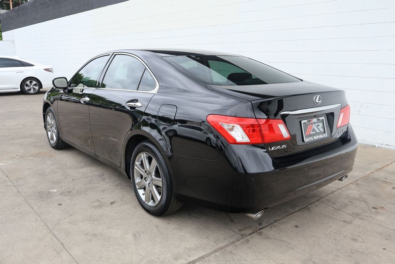 Lexus ES 350 Vehicle Full-screen Gallery Image 10