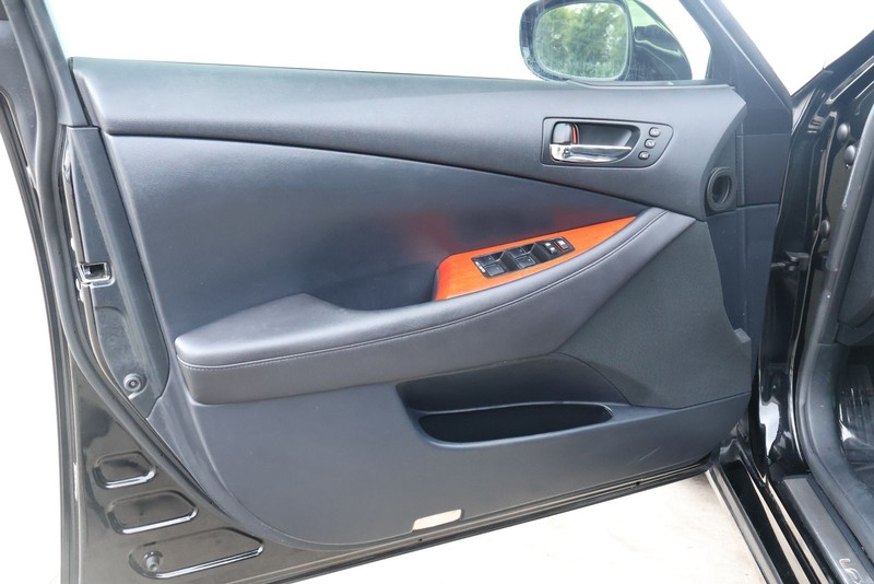 Lexus ES 350 Vehicle Full-screen Gallery Image 16