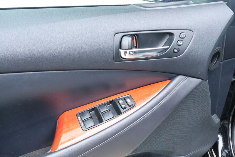 Lexus ES 350 Vehicle Full-screen Gallery Image 17